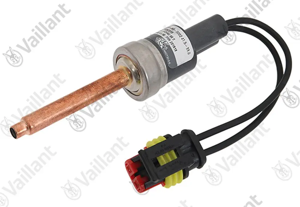 Hochdruckschalter von Vaillant mit einem zylindrischen Gehäuse und einer Kupferleitung, verbunden mit einem Kabelstecker.